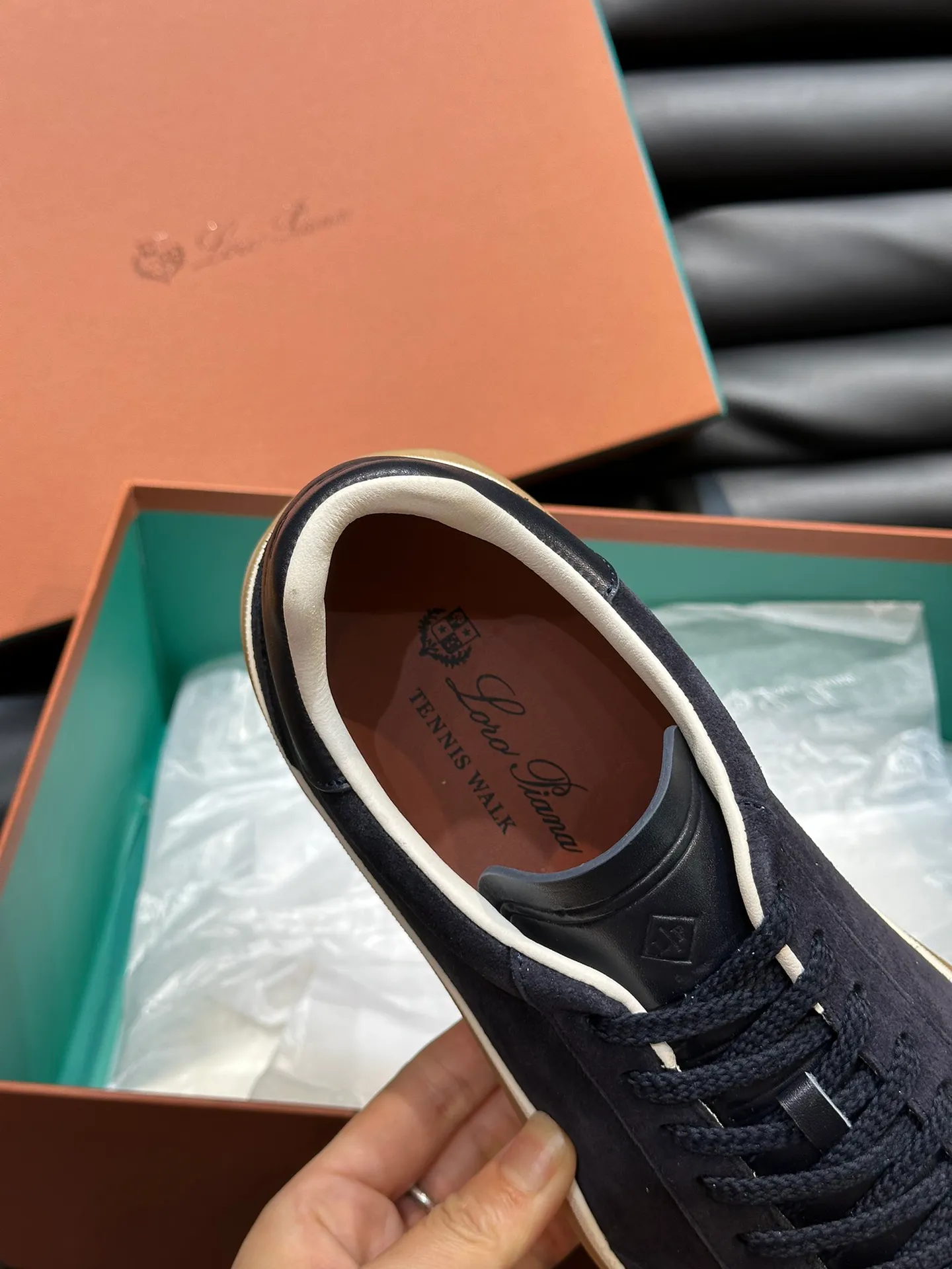 p420 Men's Shoes New 🆕Lp Old Money Style Men's Low-top Casual Tennis Shoes Loro Piana's high-end series has launched sports shoe styles made of soft cowhide. The breathable properties and flexible texture of natural materials make the sneakers both functional and comfortable. The high-quality metal-free tanning and tumble process highlights the natural texture of the leather, while the camel-colored sole and white rubber trim create a double-layer sole effect, making it an everyday shoe that can easily create a lazy and casual style! Size: 39-44 (45, 46 customized